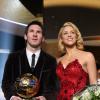 Shakira posa com Messi em premiação de futebol, em 2011