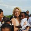 Na Colômbia, Shakira visita escola e promove ações sociais