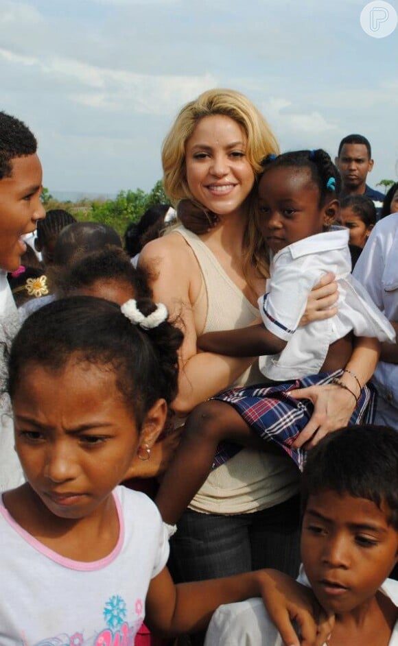 Na Colômbia, Shakira visita escola e promove ações sociais