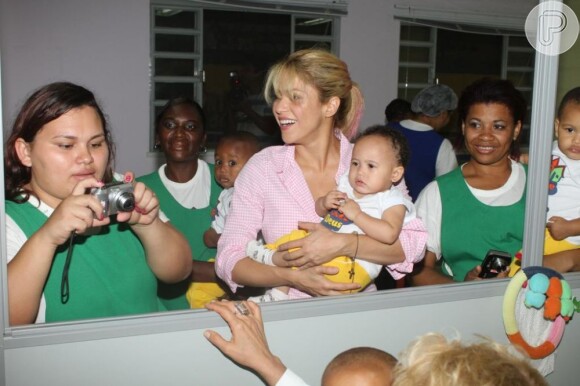 Shakira vai à Cidade de Deus, no Rio, para fazer ação social, em setembro de 2011