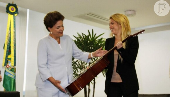 Shakira presenteia Dilma em encontro em Brasília, em 2011