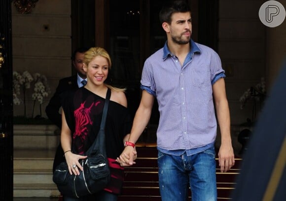 Shakira e Gerard Piqué fazem aniversário no mesmo dia! Que coincidência! A cantora completa 36 anos e o jogador, 26, neste sábado, 2 de fevereiro de 2012