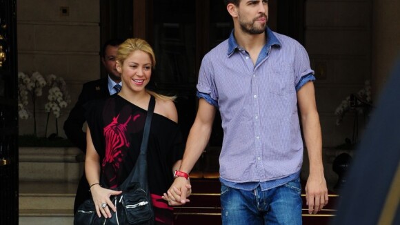 Recém-pais, Shakira e o marido, Gerard Piqué, sopram velinhas neste sábado (2)