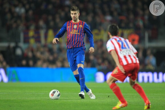 Gerard Piqué tem a posse de bola em jogo do Barcelona contra Sporting de Gijon em 2012
