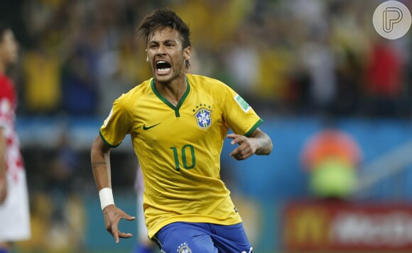 Depois de Fred sofrer um pênalti, Neymar ampliou o placar do jogo