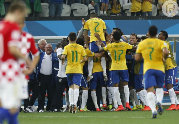 Aos 45 minutos do segundo tempo Oscar balançou a rede e encerrou o jogo em 3 x 1 para o Brasil