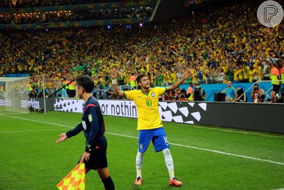 Neymar comemora gol em estreia da Seleção na Copa do Mundo 2014