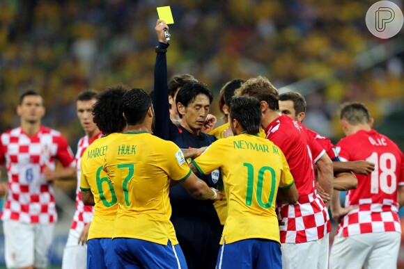 Neymar levou um cartão amarelo por uma falta dura que cometeu no jogo