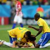 Daniel Alves e Fred festejam gol de Oscar