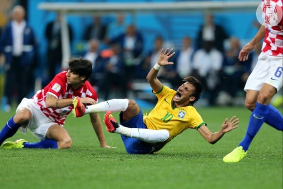 Neymar sofre falta durante o jogo