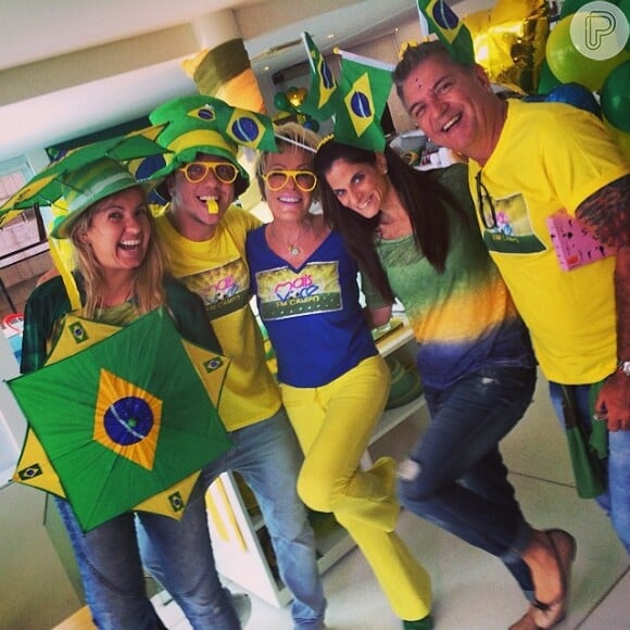 No ritmo da Copa do Mundo, Ana Maria Braga fez uma decoração personalizada para assistir a estreia da Seleção Brasileira em sua casa, nesta quinta-feira 12 de junho de 2014