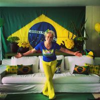 Ana Maria Braga capricha na decoração para assistir jogo do Brasil com amigos