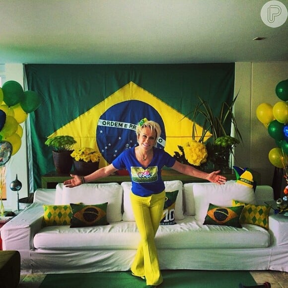 Com decoração temática, Ana Maria Braga assiste jogo do Brasil ao lado de amigos 12 de junho de 2014