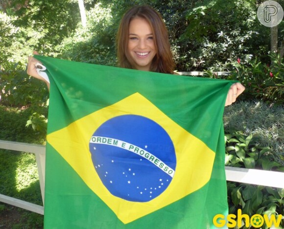 Bruna Marquezine posa com a bandeira do Brasil nos bastidores da TV Globo