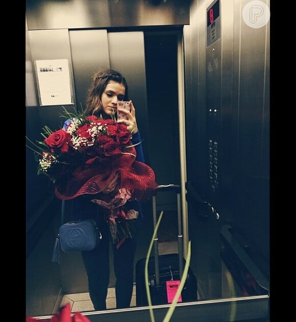 Bruna Marquezine ganha flores vermelhas e publica foto no Instagram (13 de junho de 2014)