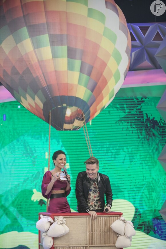 Michel Teló participa do quadro 'Balão da Sabrina' e se diverte com a apresentadora