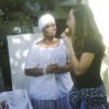 Sabrina Sato visita uma moradora de Heliópolis conhecida como Josi do Acarajé