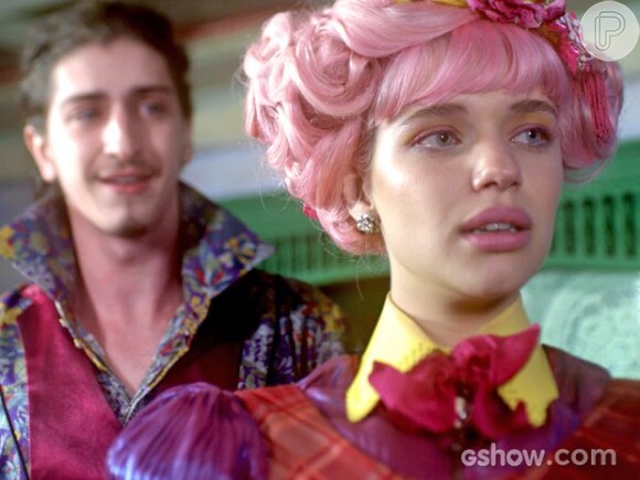 Ferdinando (Johnny Massaro) acha que Juliana (Bruna Lizmeyer) está gostando de Zelão (Irandhir Santos), em 'Meu Pedacinho de Chão', em 14 de junho de 2014