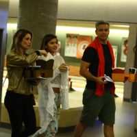 Flávia Alessandra vai ao cinema com filha Giulia e o marido, Otaviano Costa