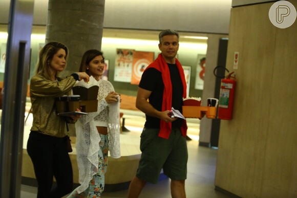 Flávia Alessandra vai ao cinema com filha Giullia e o marido, Otaviano Costa 13 de junho de 2014