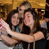 Fernanda Lima posou para fotos com os fãs