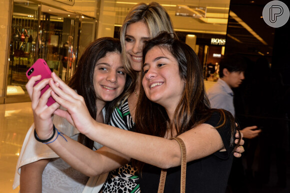 Fernanda Lima posou para fotos com os fãs