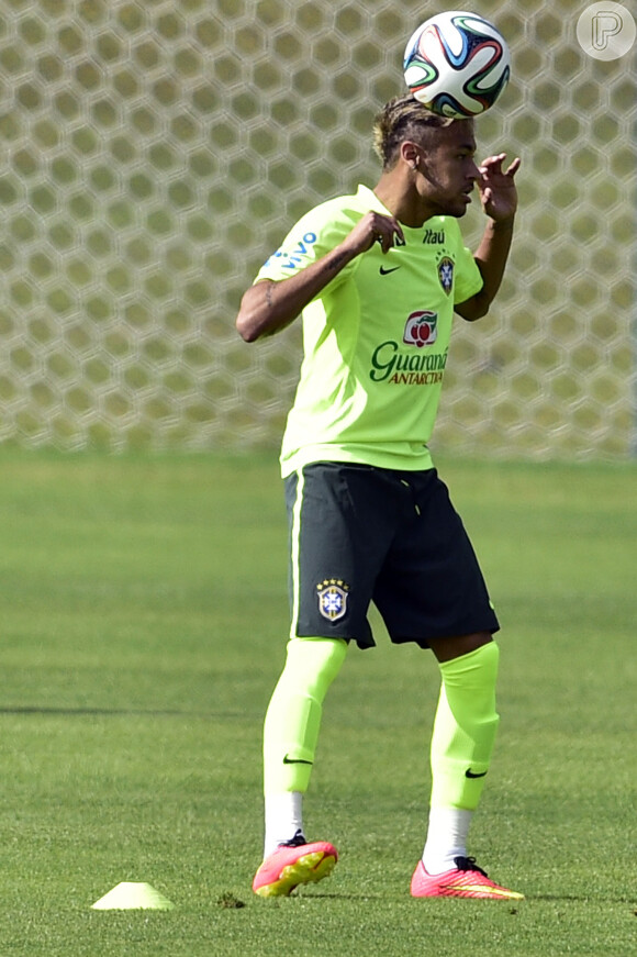Neymar gosta sempre de ditar moda. Será que essa vai pegar também?
