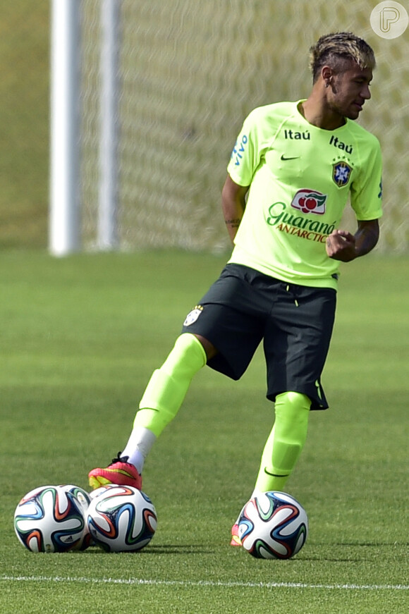 Neymar mudou o visual e pintou os cabelos de loiro!