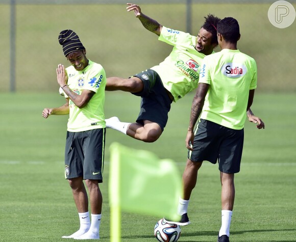 De touca, Neymar se divertiu no treino com Marcelo
