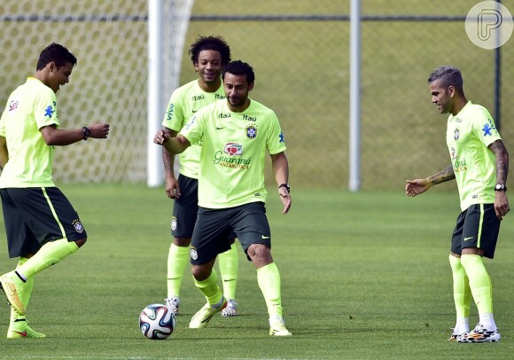 Com novo visual, Daniel Alves se diverte com Fred, Marcelo e Thiago Silva