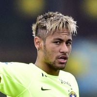 Neymar muda o visual e aparece loiro em treino da Seleção Brasileira