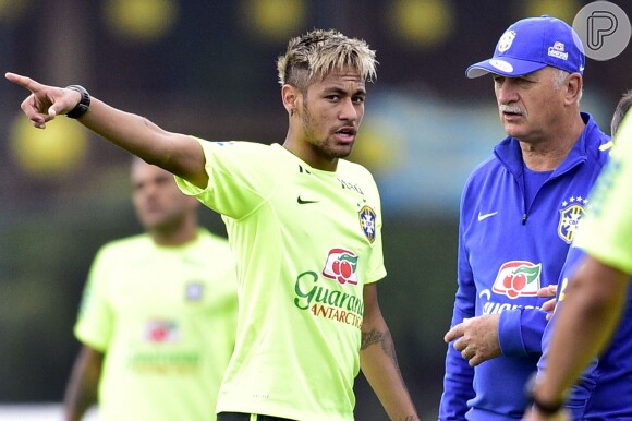 Neymar aparece loiro em treino da Seleção Brasileira (15 de junho de 2014)