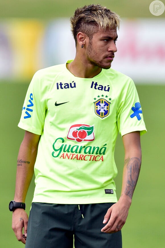 Neymar apareceu loiro neste domingo (15) no treino da Seleção Brasileira