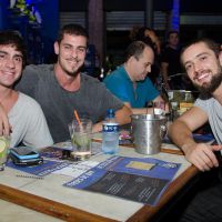 José Loreto, Sheron Menezzes e Rafael Cardoso assistem jogo em bar, no Rio