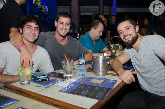 José Loreto, Rafael Cardoso e Sheron Menezes se reúnem para assistir jogo em bar, no Rio 15 de junho de 2014