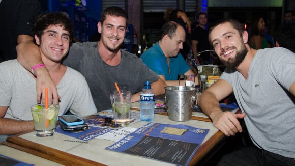José Loreto, Sheron Menezzes e Rafael Cardoso assistem jogo em bar, no Rio