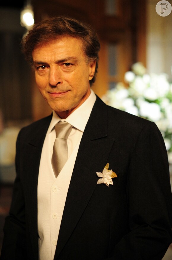 Vitorio (Carlos Riccelli), casado com Roberta (Glória Pires),  tinha um caso com a secretária Veruska, em 'Guerra dos Sexos'