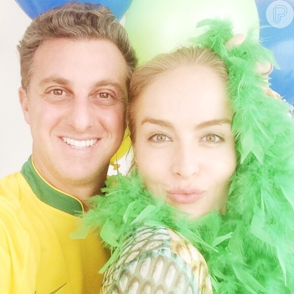 Angélica e Luciano Huck estão na torcida pelo Brasil: 'Vamos com tudo! Plumas e paetes na nossa torcida organizada! Nervoso e ansioso', escreveu o apresentador em seu Instagram