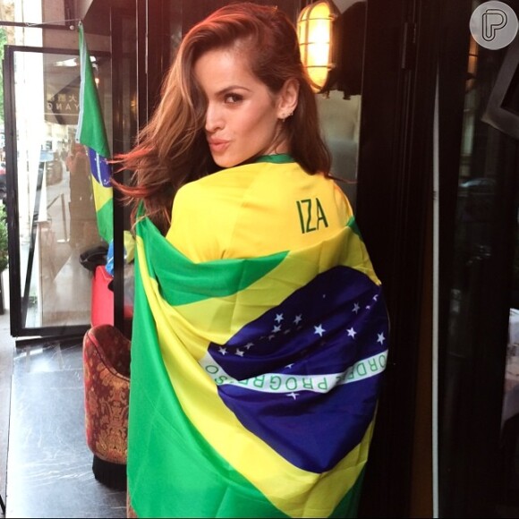 Izabel Goulart se enrolou na bandeira: 'Vai Brasil!!! Estou aqui em Paris pronta para assistir ao jogo!! Mesmo longe meu coração esta lá torcendo junto ao meu país!!'