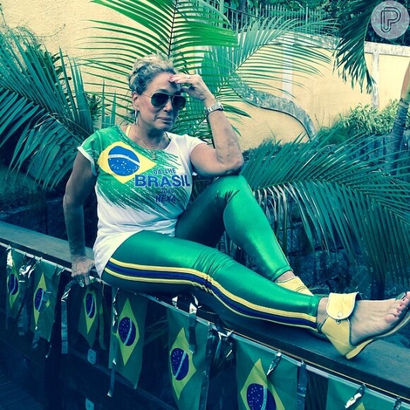 Susana Vieira caprichou na roupa para assistir ao jogo do Brasil