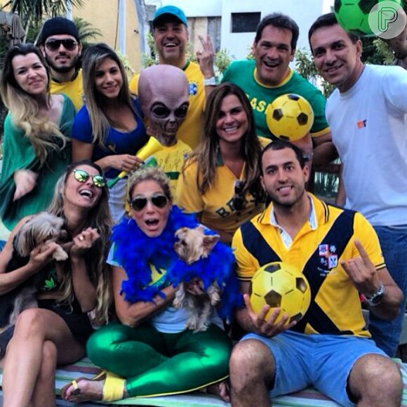 Susana Vieira reuniu a família em casa para assistir ao jogo do Brasil