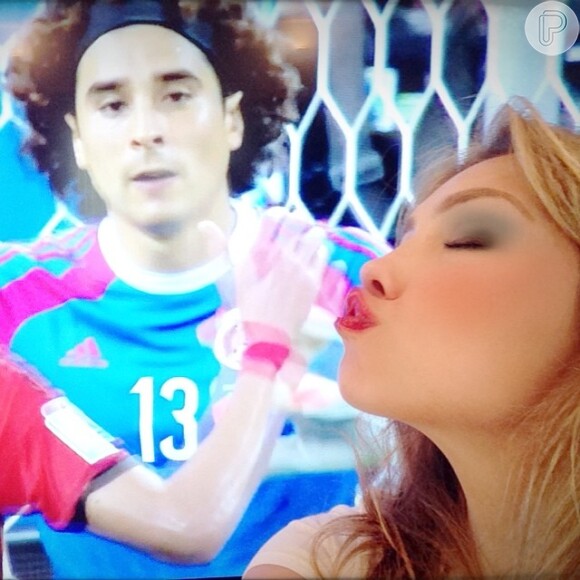 Thalia festejou a atuação do goleiro mexicano Guillermo Ochoa