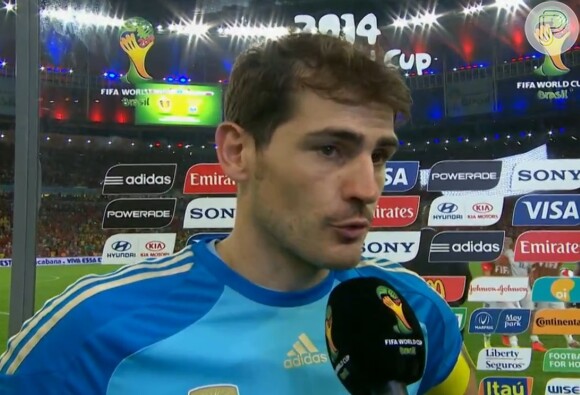 O goleiro e capitão do time, Iker Casillas, após o término do jogo desta quarta-feira, 18 de junho de 2014, disse aos jornalistas que ficou abalado com a eliminação e pediu desculpas aos torcedores espanhóis 