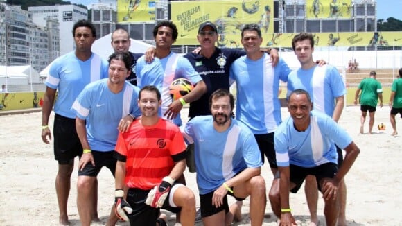Diogo Nogueira e Marcelo Serrado jogam futebol na arena da Batalha das Quadras