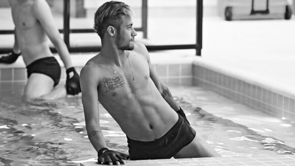 Neymar treina na piscina com colegas da Seleção após folga com Bruna Marquezine