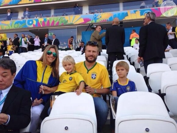 Fernanda Lima e Rodrigo Hilbert fazem questão que os gêmeos João e Francisco assistam aos jogos da Copa do Mundo nos estádios