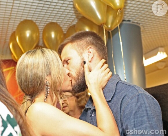 Fernanda Lima trocou beijos com Rodrigo Hilbert durante a festa surpresa