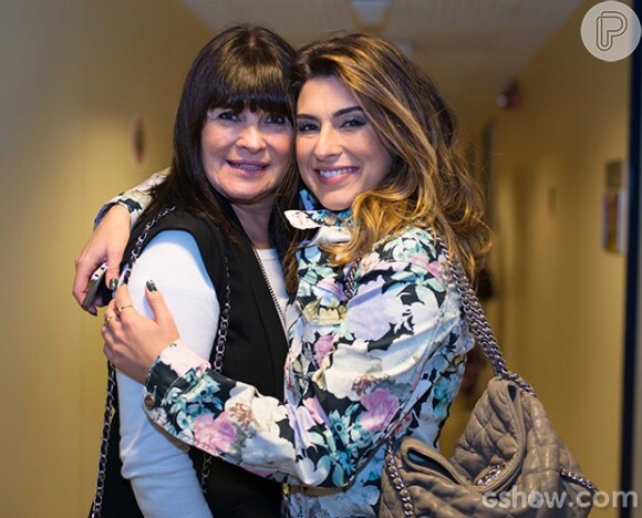 Fernanda Paes Leme recebe a mãe, Maria do Carmo, nos bastidores do 'SuperStar' (20 de junho de 2014)