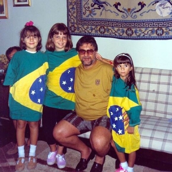 Tatá Werneck postou, em seu Instagram, uma foto de quando ela ainda era criança, em que encontra-se praticamente enrolada a uma bandeira do Brasil, nesta sexta-feira, 20 de junho de 2014