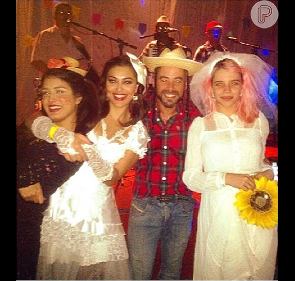 Juliana Paes e Bruna Linzmeyer se vestiram de noiva para uma festa junina do elenco da novela 'Meu Pedacinho de Chão'